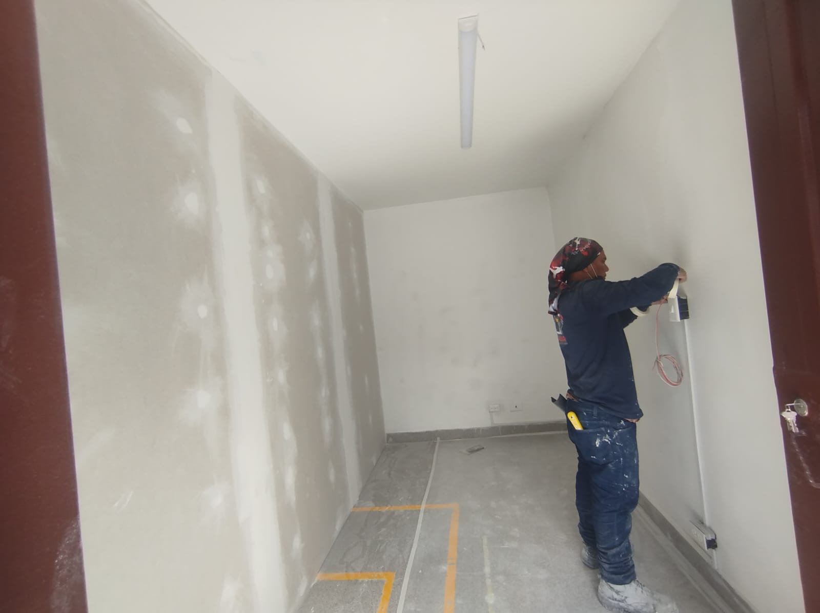 Aplicación de pintura en muro