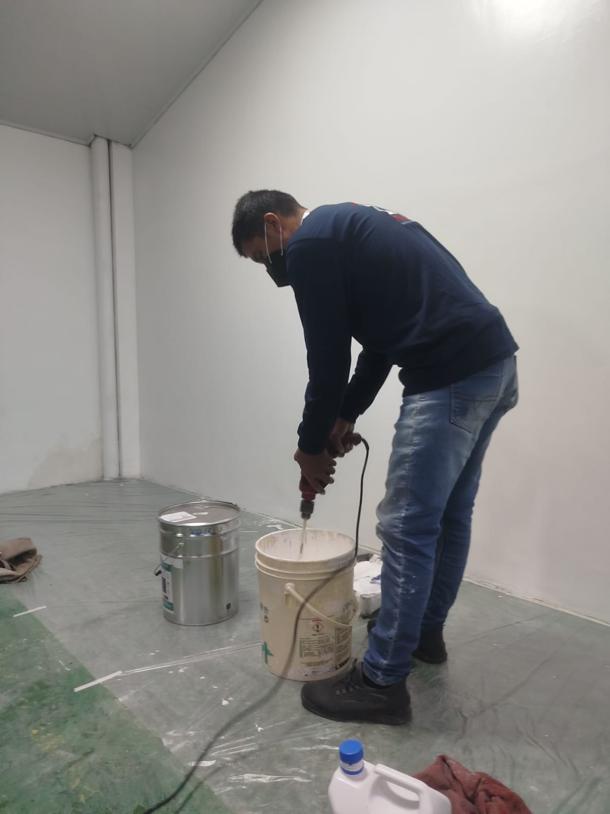 Preparación de pintura en obra